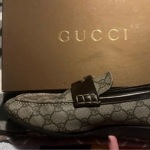 Gucci size 8.5 us it’s like a light tan gray